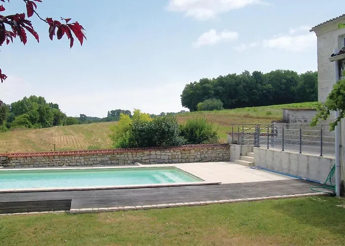 4 Bedroom Amazing In Dom wakacyjny Champmillon