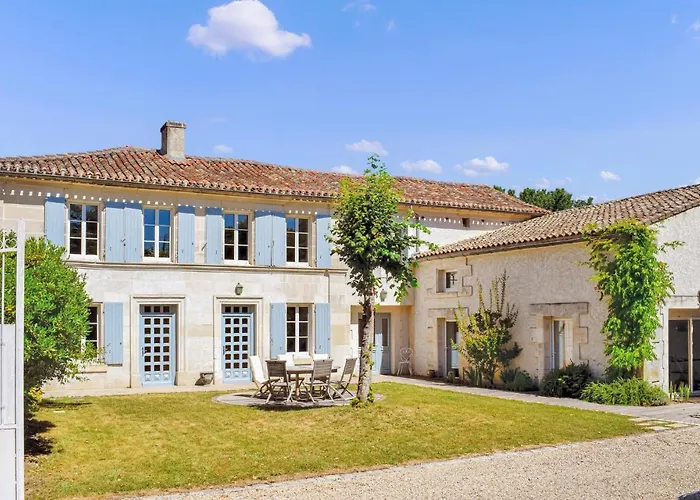 4 Bedroom Amazing In Dom wakacyjny Champmillon