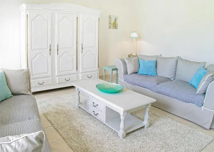 4 Bedroom Amazing In Dom wakacyjny *