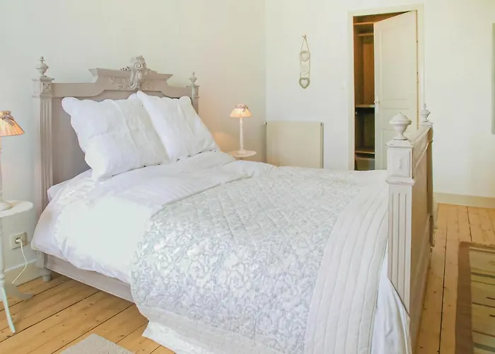 4 Bedroom Amazing In Champmillon